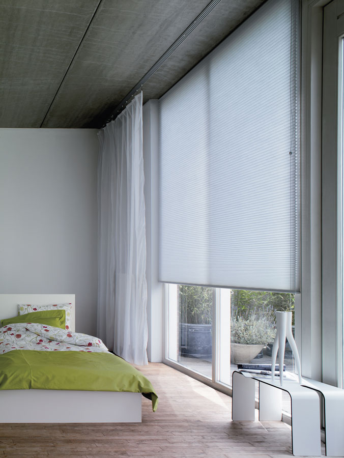 Freihängendes Fenster Plissee mit Muster als Sichtschutz | REFLEXA | Sonnenschutz-Plissees