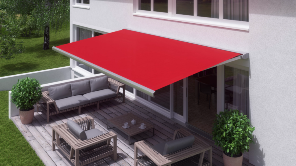 REFLEXA Balkoness Kassettenmarkise in Rot auf moderner Terrasse mit Sitzgruppe als effektiver Sonnen- und Hitzeschutz für Balkon und Terrasse.