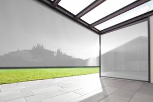 Senkrechtmarkise FenMa als Sicht- und Blendschutz am Terrassendach