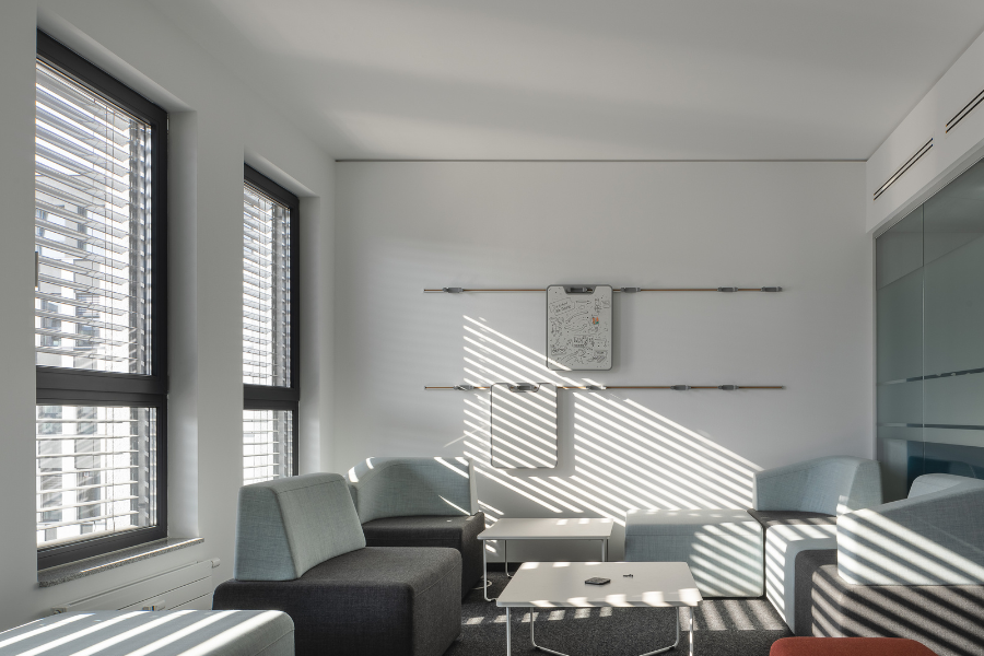 Raffstoren mit Lichtlenkung schaffen eine angenehme Atmosphäre am Arbeitsplatz