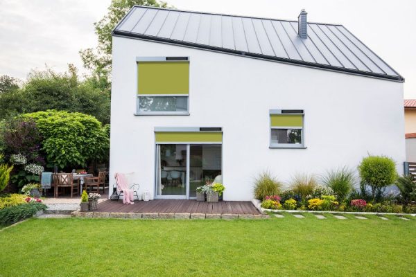 Solarbetriebene Fenstermarkisen mit integrierten Solarpanels