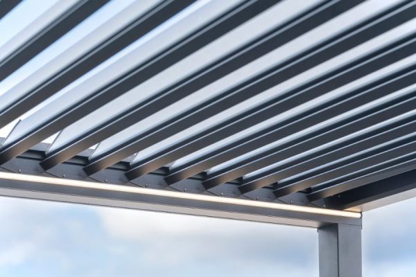 Terrassendach mit geöffneten Lamellen