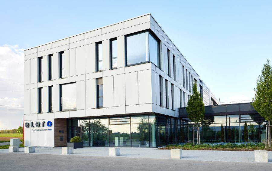 Firmensitz von Elero mit Glasfassade und klarer Architektur bei Tageslicht